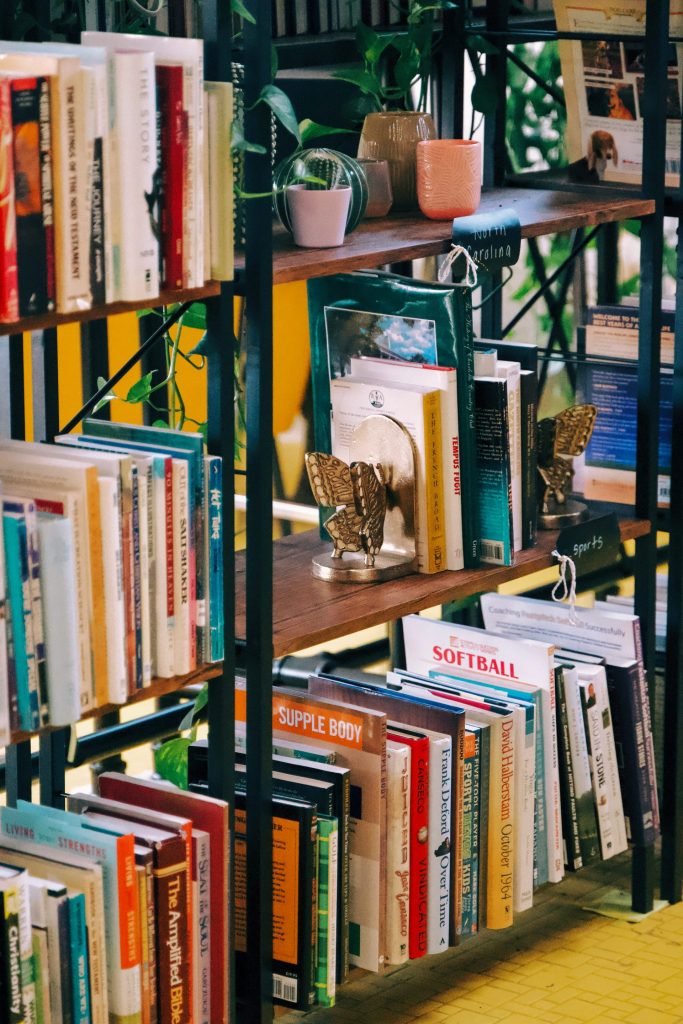 Bunte Bücherstapel aufeinandergelegt